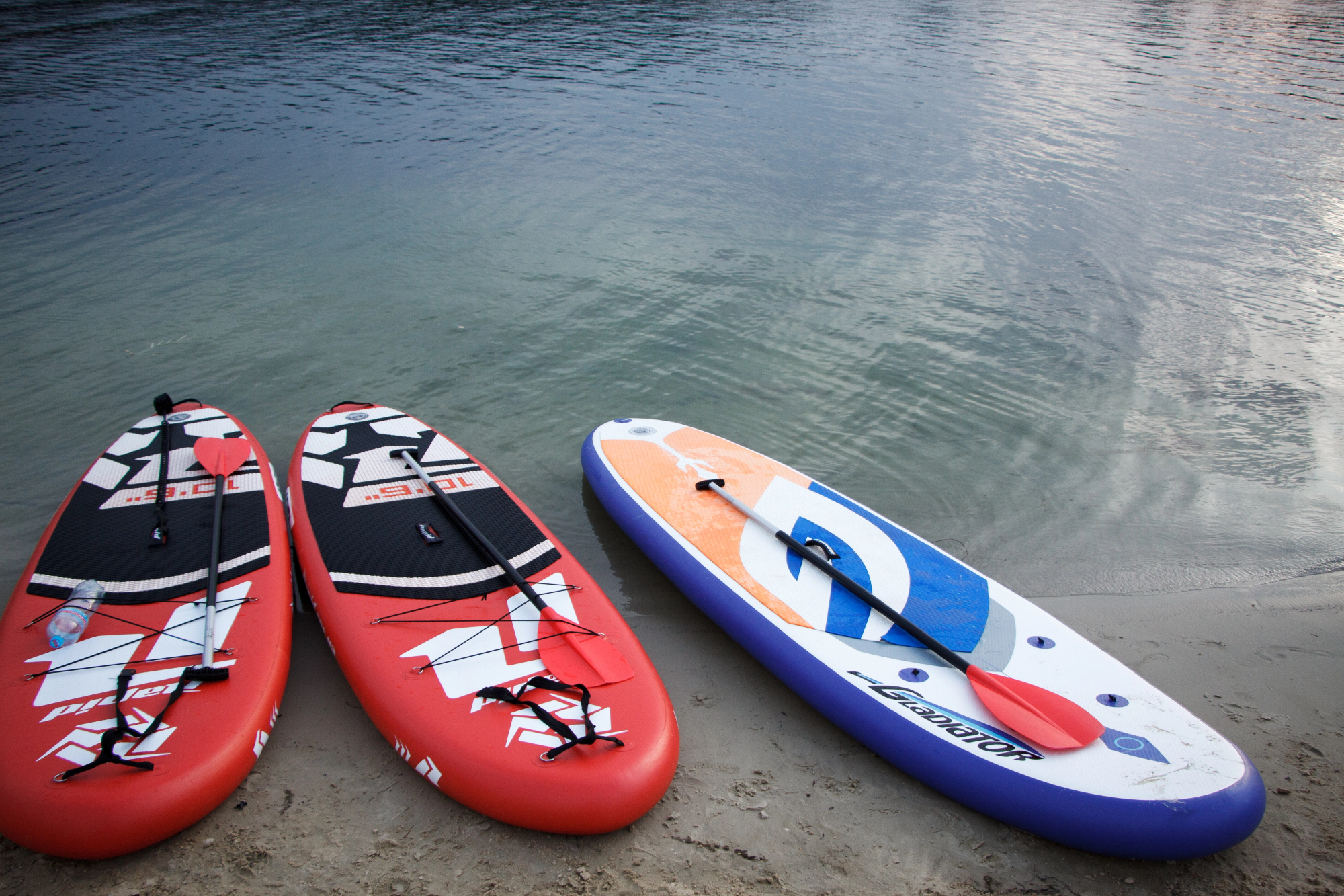 Esperienze a confronto nel SUP touring tra costa, lago e fiume